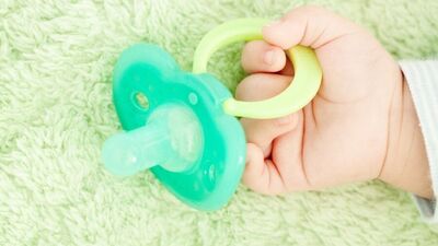 Emziği ağzında temizleyen anne doğru yapıyor