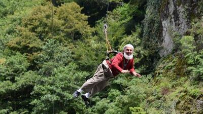 90 yaşında ama benden sağlıklı!