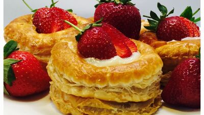 Çilekli kremalı milföy çanakları