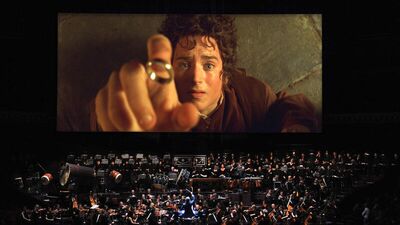 Yüzüğün peşine orkestrayla düşüyoruz