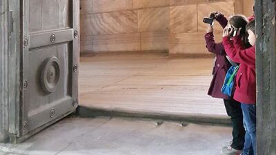 Işığın peşindeki kadın ve çocuklar