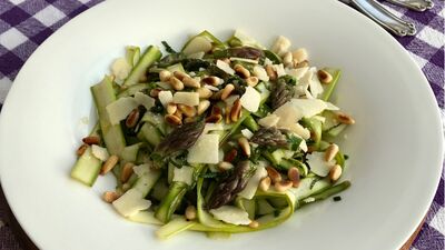 Fıstıklı kuşkonmaz salatası