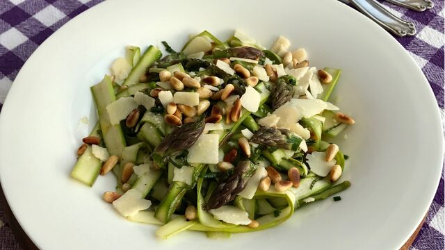 Fıstıklı kuşkonmaz salatası