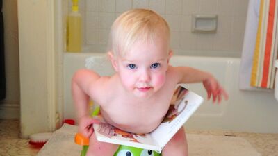 2 aylık bebeğine bebek bezi bağlamıyor!