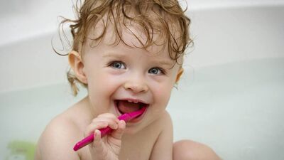 Çocuklar çok küçük yaşta diş hekimi ile tanışmalı