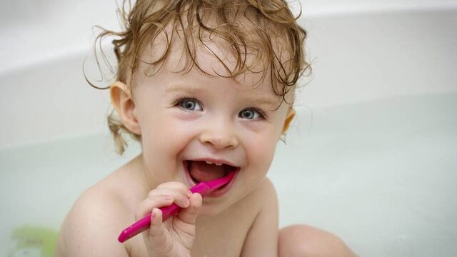 Çocuklar çok küçük yaşta diş hekimi ile tanışmalı