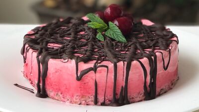 Vişne dondurmalı çikolatalı pasta