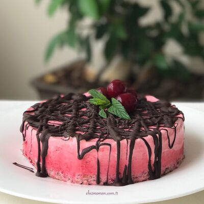 Vişne dondurmalı çikolatalı pasta