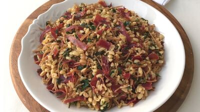 Taze otlu tel şehriyeli pastırmalı bulgur pilavı