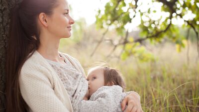 Annenin bebeğini toplum içinde emzirmesi ayıp değil