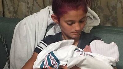 12 yaşındaki kız, kardeşini doğurttu!