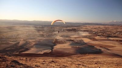 Çocuklarıyla uçmak isteyen kadın