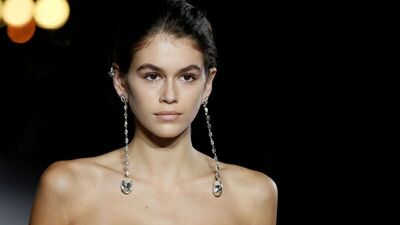 Kaia Gerber podyumu salladı