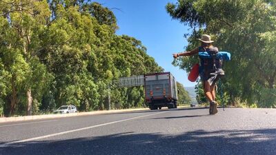 Tek başına otostop çeken kadın