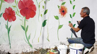 Urla duvarlarını tuvale çeviren adam: Atilla Uçan