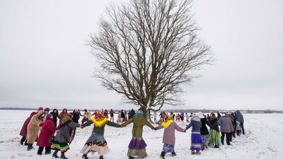 Ağacı bahara cesaretlendiren kadınlar