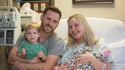 Bebeğine "Merhaba" ve "Güle güle" diyen kadın