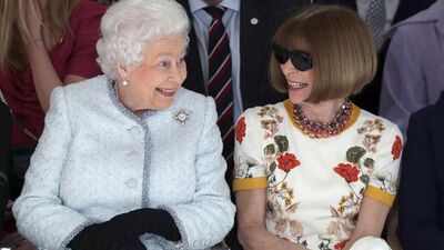 Kraliçeden Londra Moda Haftası'na sürpriz ziyaret!