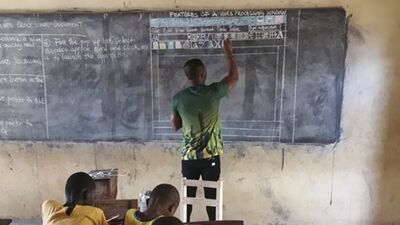 Bilgisayar kullanmayı kara tahtada öğretiyor!