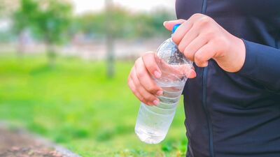 Pet şişedeki suda plastik çıktı