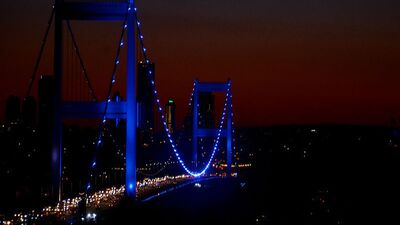 Farkındalık yaratmak için otizme mavi ışık yak