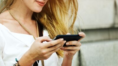 Tinderella: Bırak şu telefonu elinden!