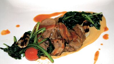 Leblebi püresi yatağında kuzu silkme