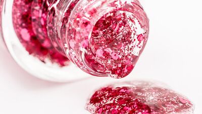 Simli oje sürmenin püf noktası