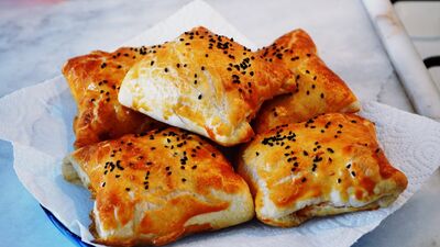 Evlerin sultanı: Tavuklu milföy sarma