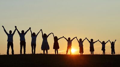 El ele tutuşma şeklinin verdiği mesajlar