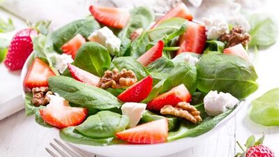 Çilek soslu çilekli salata