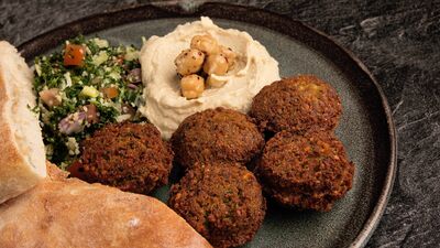 Kinoa falafel ve tahin sos