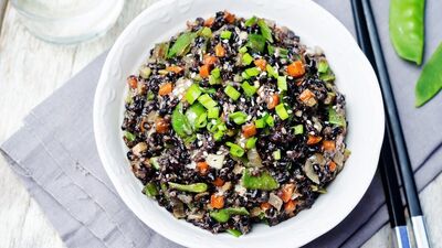 Pestolu sebzeli kahverengi pirinç makarnası