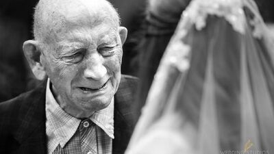 Kızlarını gelinlikle gören babalar