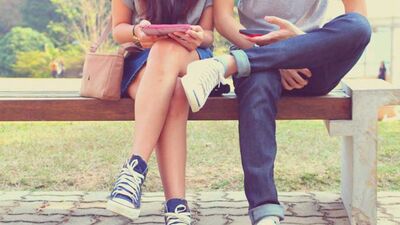 Akıllı telefonların ilişkilere zarar vermesini nasıl engelleriz?