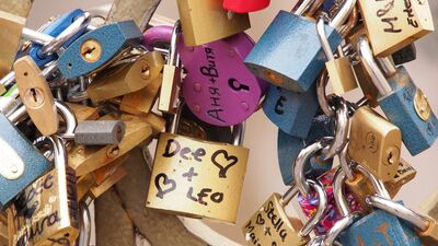 Sevgi her yere yakışır