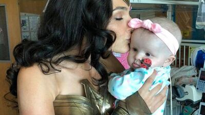 Gal Gadot Wonder Women olarak çocukları ziyaret etti