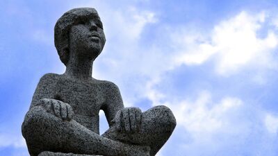 Mutlu ol çünkü kimse senin üzgün olmanı umursamıyor...