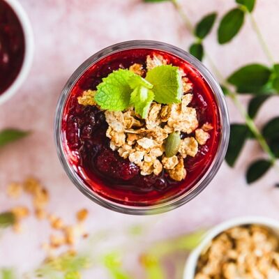 Vişne soslu yulaflı parfe