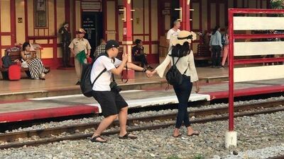 Fotoğraf çekmek için uğraşan cefakar erkek arkadaşlar