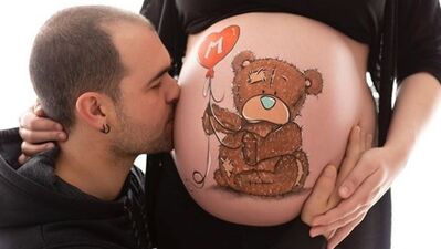 Karnında sanat eseri taşıyan anneler...