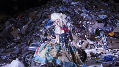 Plaj atıklarından yapılan elbiseler