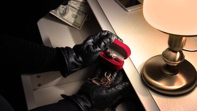 Hırsız içimizden biri!