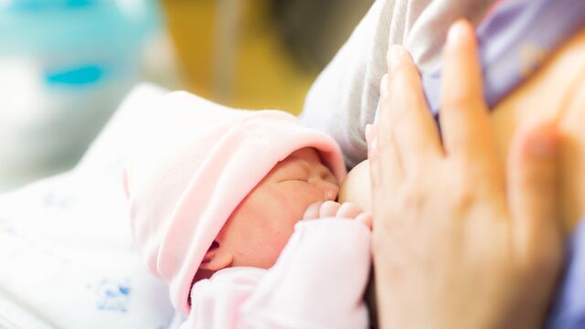 Yenidoğan bebeklerde emzirme nasıl olmalıdır?