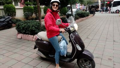 Scooter'lı dikiş öğrencisi