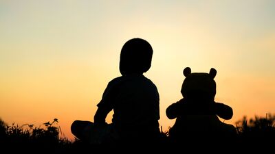 Bakıcısı sık sık değişen çocuk...