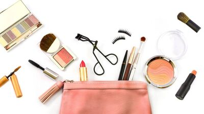 Makyaj çantası temizliği