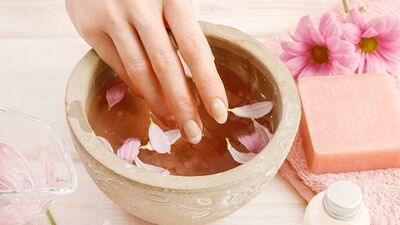 Güçlü tırnaklar için tırnak banyosu