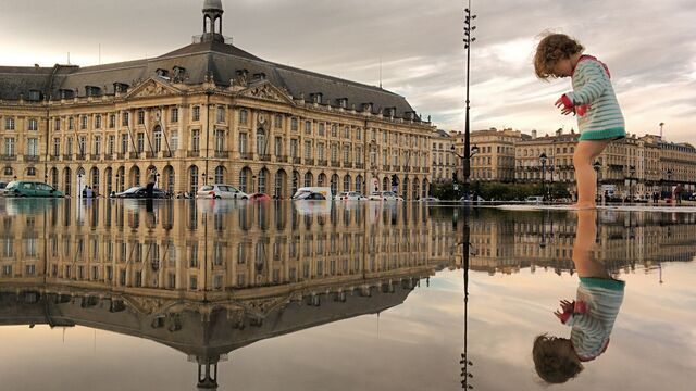 Su birikintisinden yansıyan şehirler