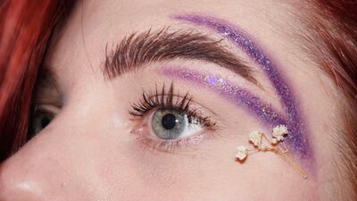 Kaşlarda yeni trend: Carved brow